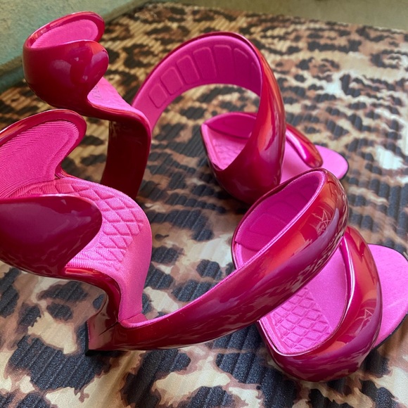 Bottea Veneta inspired coil hot pink heels. - Picture 3 of 7
